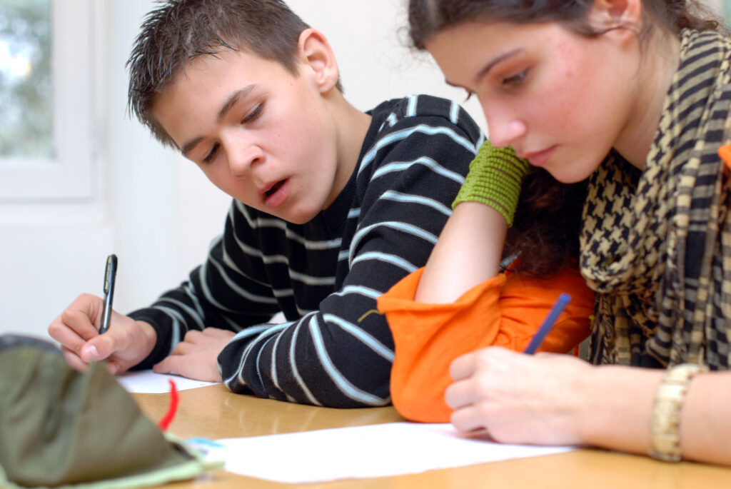 Deux enfants qui trichent pour leurs devoirs